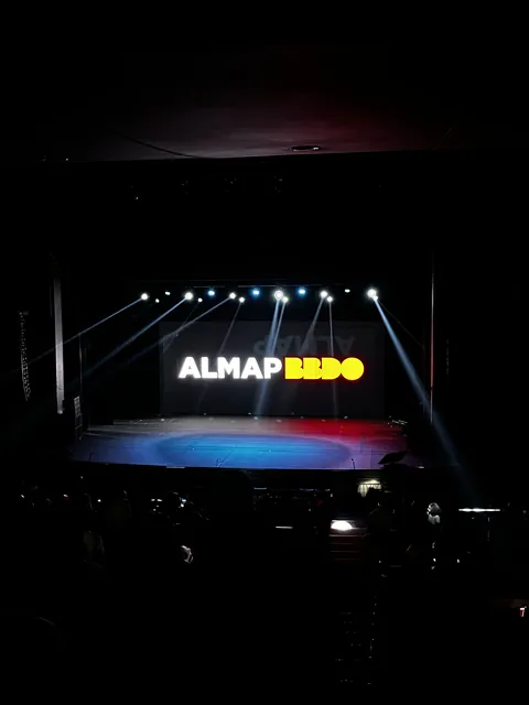 Palco com o logo da AlmapBBDO iluminado
